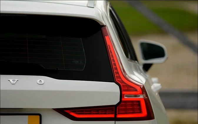 Volvo V60 cena 79800 przebieg: 198217, rok produkcji 2020 z Świdnica małe 781